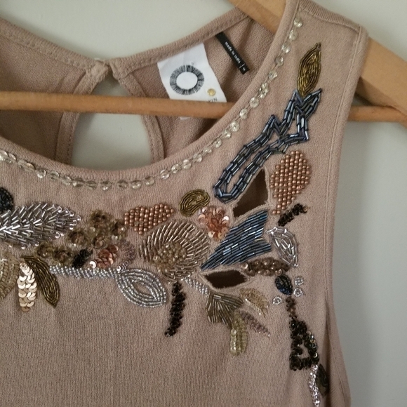 Anthropologie Akemi + Kin Sleeveless Keyhole Sequins & Embroidered Blouse Size S - Picture 5 of 10